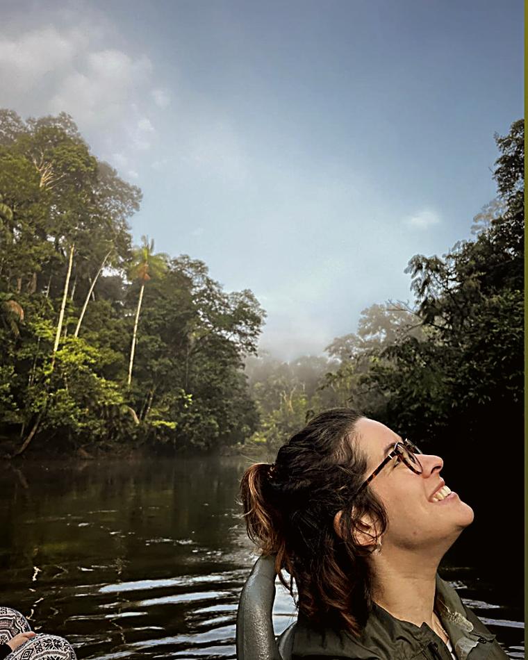 Sophie sur une rivière d'Amazonie