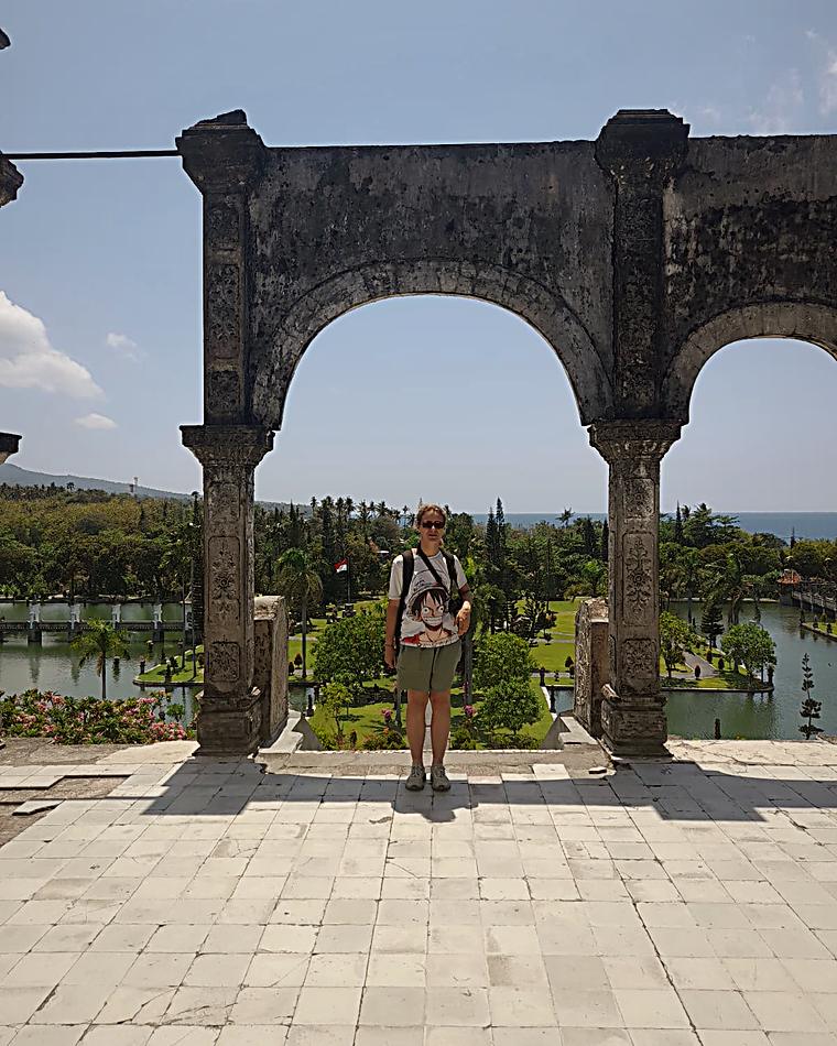 Amélie sous une arche de pierre à Bali